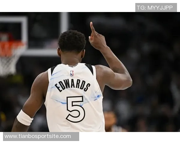 爱德华兹状态低迷半场仅得6分失误频繁表现不佳需调整状态 爱德华兹状态低迷半场仅得6分失误频繁表现不佳需调整状态