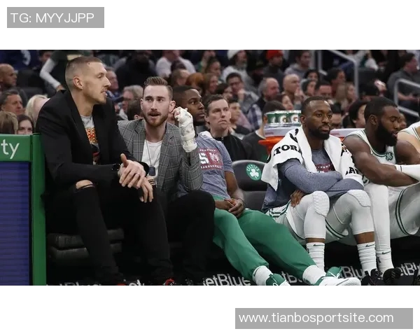 老哥你又胖了美记与绿军传奇安东尼沃克合影引发热议 老哥你又胖了美记与绿军传奇安东尼沃克合影引发热议