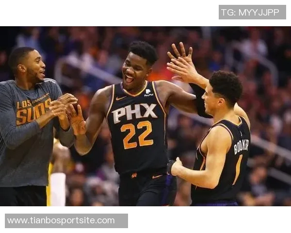 文班低位强攻遭布克防守犯规本场第4次犯规引发争议 文班低位强攻遭布克防守犯规本场第4次犯规引发争议