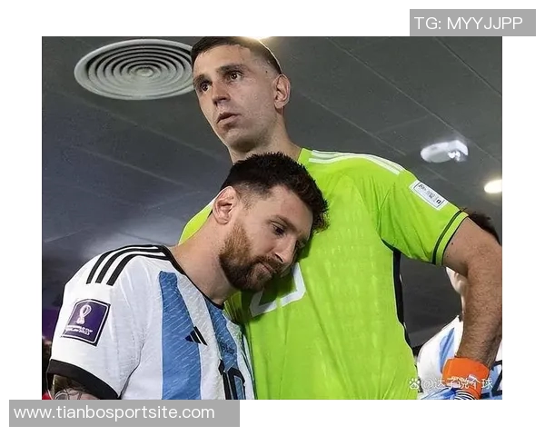 波多黎各歌手洋基老爹亲临阿根廷训练营与梅西等球员亲密合影