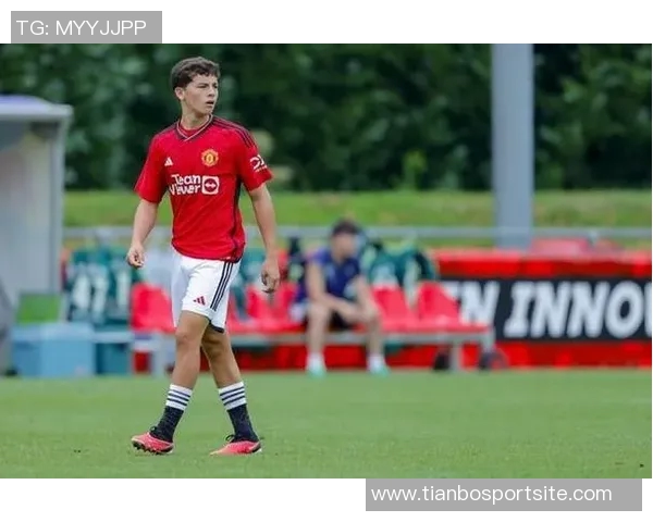 小将谢伊莱西随曼联一线队训练全力备战埃弗顿挑战赛